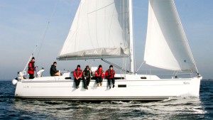 Die Hanse 370 unter Segeln, eine pfleischnelle Segelyacht der 11-m-Klasse. Alle Yachten sind mit Gennaker ausgerüstet, eine Genua ist zusätzlich zur Selbstwende-Fock an Bord